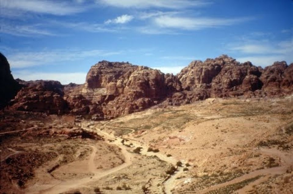 &laquo;معترم&raquo;... قرية سورية منحوتة في الصخر