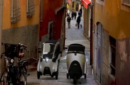 سيارة كهربائية ثلاثية العجلات تسير في شوارع طوكيو