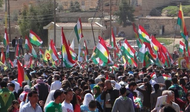 أفراح «الربيع» تعطل أصوات الرصاص في القامشلي