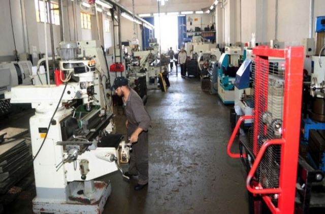 بصراحة ... العمال يحتاجون إلى سبعة أضعاف أجورهم الحالية