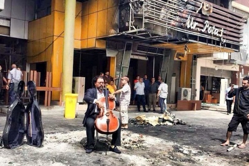 موسيقار عراقي يعزف «لحن الحياة» في موقع تفجير إرهابي