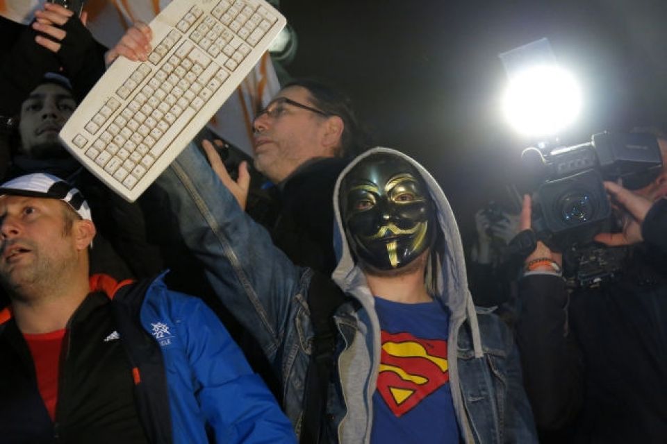 &laquo;ذريعة الإنترنت&raquo;..  هنغاريا أقرب إلى المحور الروسي