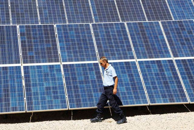 الاستثمار في الطاقات المتجددة وهم لن يحل الأزمة!