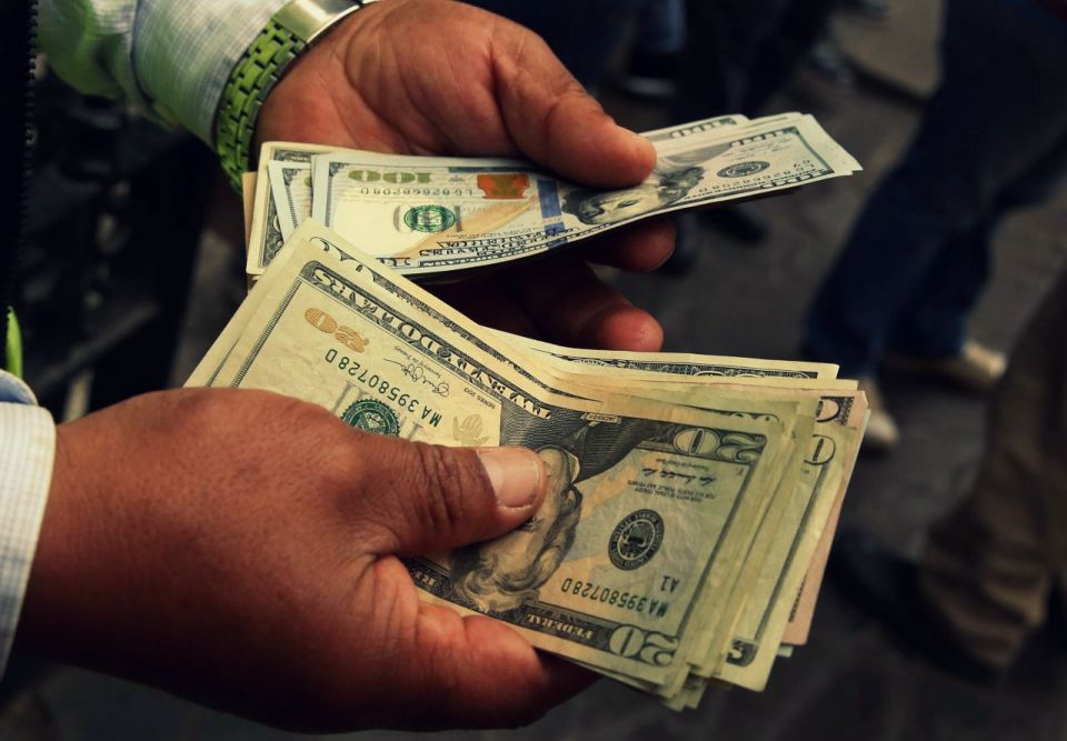 الدولار يهوي 1.2 في المئة مقابل الين