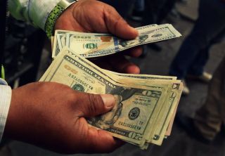 الدولار يهوي 1.2 في المئة مقابل الين