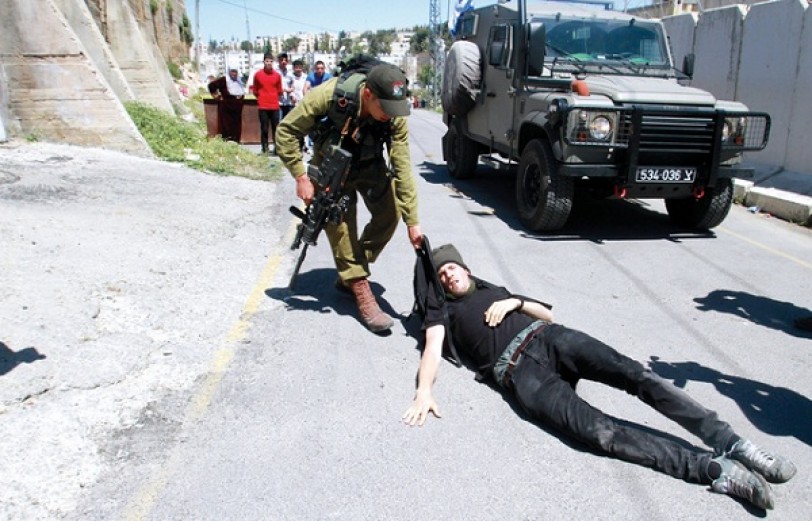 إصابة 7 مسعفين فلسطينيين جراء إلقاء جيش الاحتلال قنابل الغاز عليهم