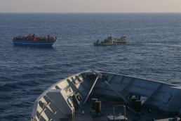 مصرع 15 فلسطينياً وإنقاذ 72 إثر غرق مركب في الإسكندرية