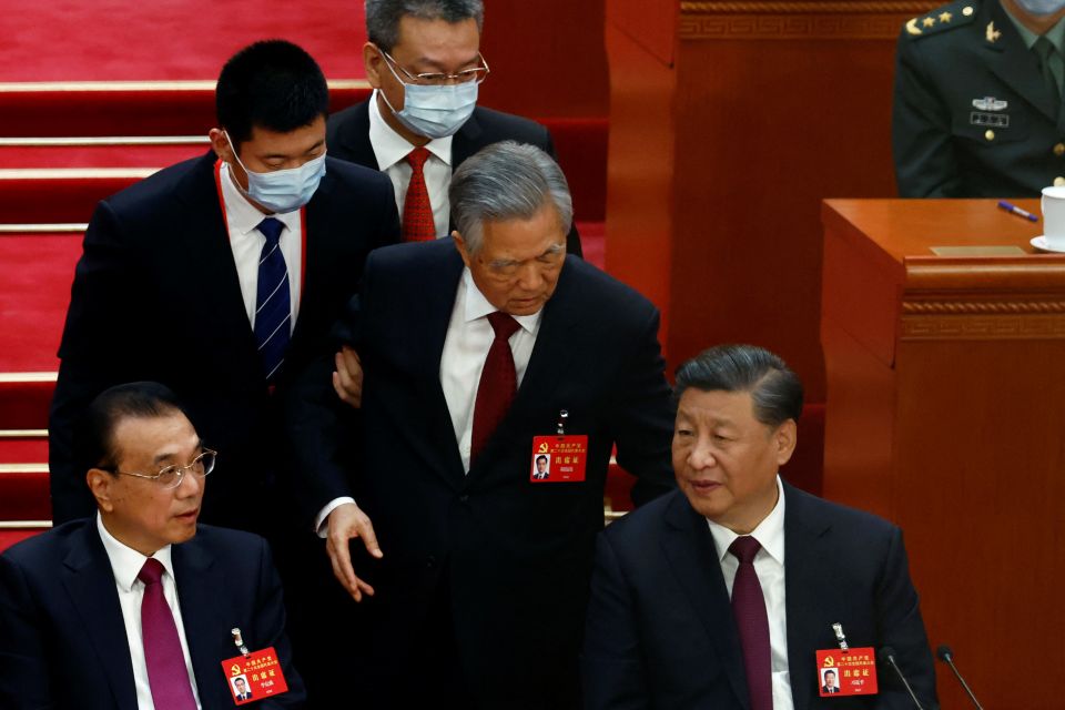 التيار المهادن للغرب يقاد إلى الخارج بقرار مؤتمر «الشيوعي الصيني»