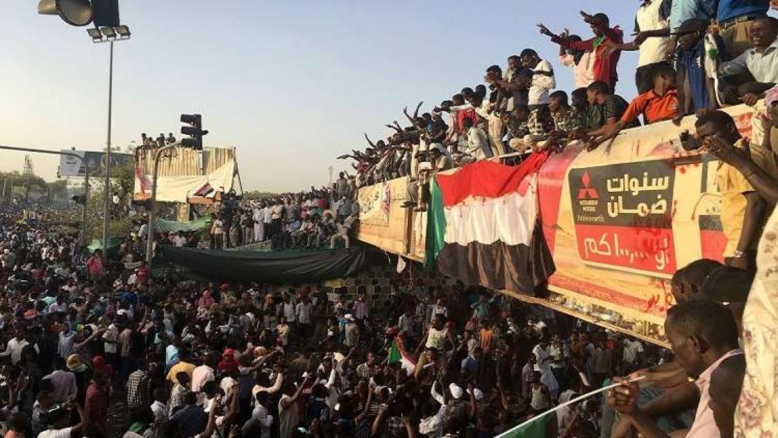 انقلاب في السودان... والجيش يجري مشاورات