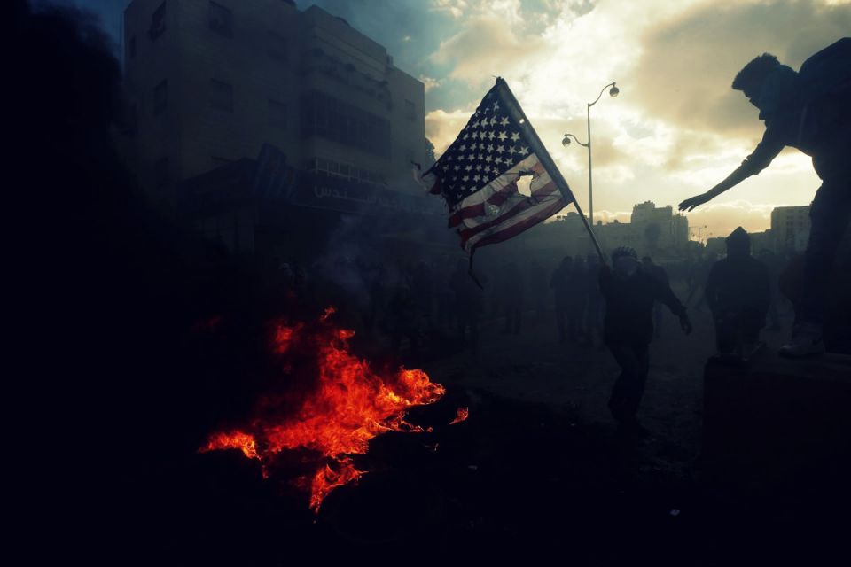 هنالك تيار صاعد في العالم يقاوم الهيمنة الصهيوأمريكية بقيادة دول البريكس وخصوصاً روسيا والصين . ولقد انضم الى هذا المعسكر دول اخرى منها تركيا وايران . عليّنا الانضمام الى هذا المعسكر الصاعد