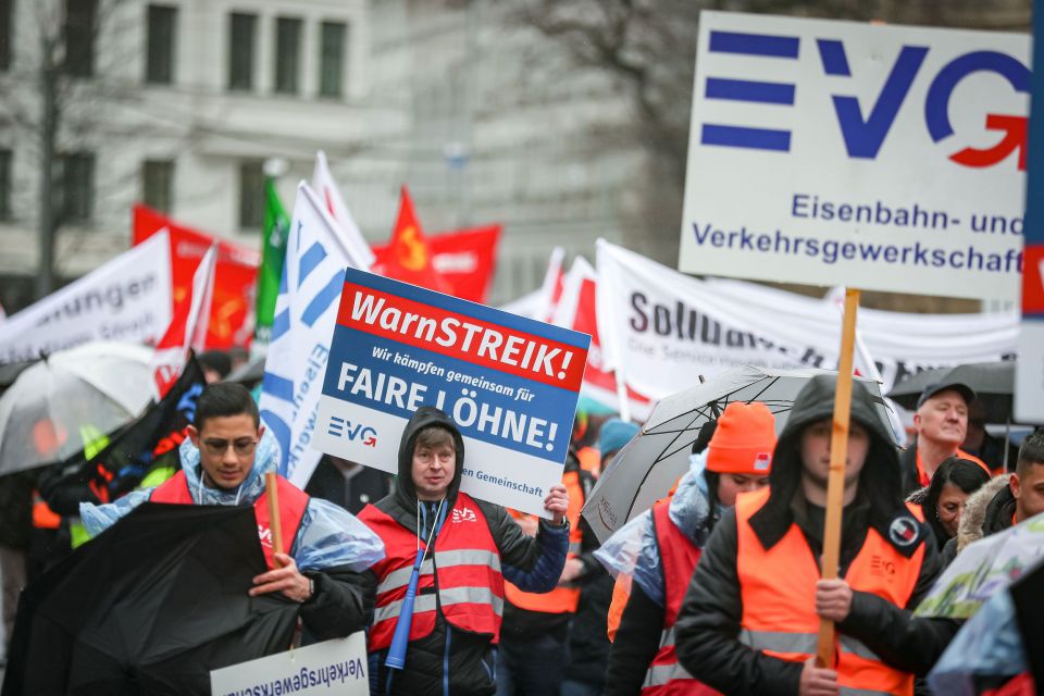 ألمانيا تشهد أكبر إضراب منذ التسعينات لأكثر من 30 ألف عامل بالنقل وسكك الحديد