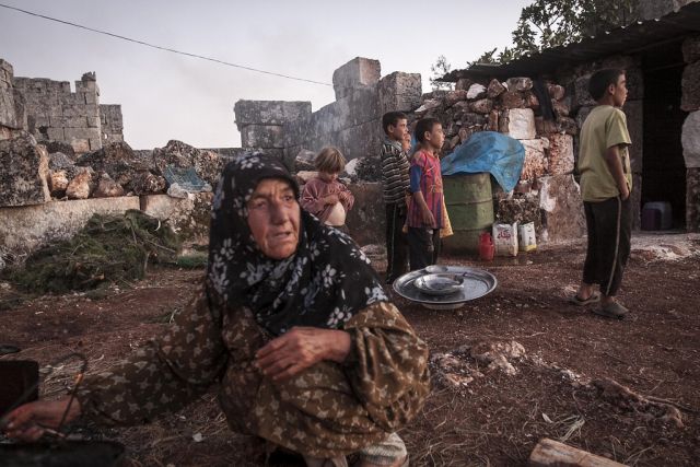 ويبقى الأمل...أمهات القنيطرة تخبزن كعك العيد على الصاج!