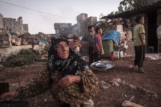ويبقى الأمل...أمهات القنيطرة تخبزن كعك العيد على الصاج!