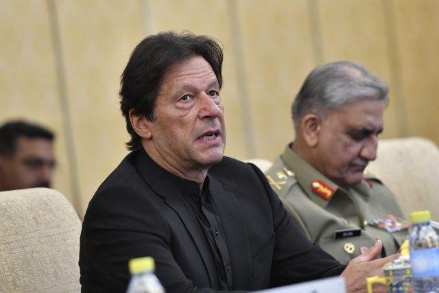 باكستان: محاولة اعتقال عمران خان بتهمة &laquo;الإرهاب&raquo; وأنصاره يتجمعون حول منزله