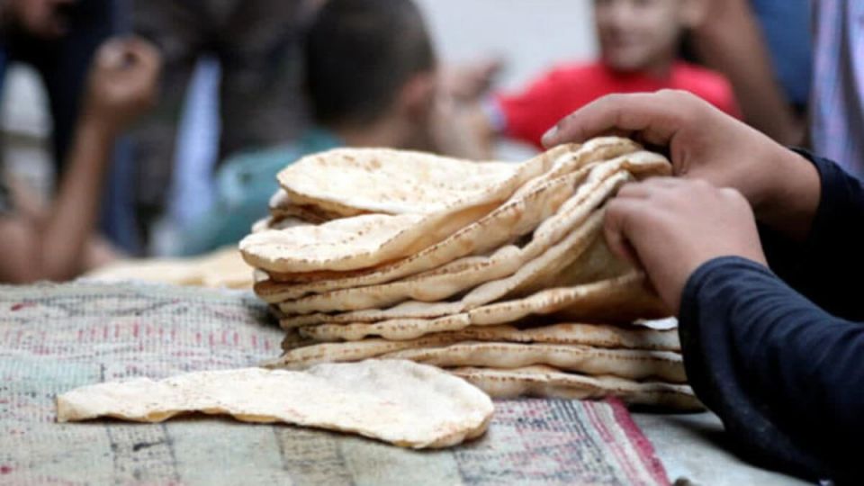 أقلّ من رغيف واحد للسوري لكل وجبة! (قرار تجويع حكومي جديد)