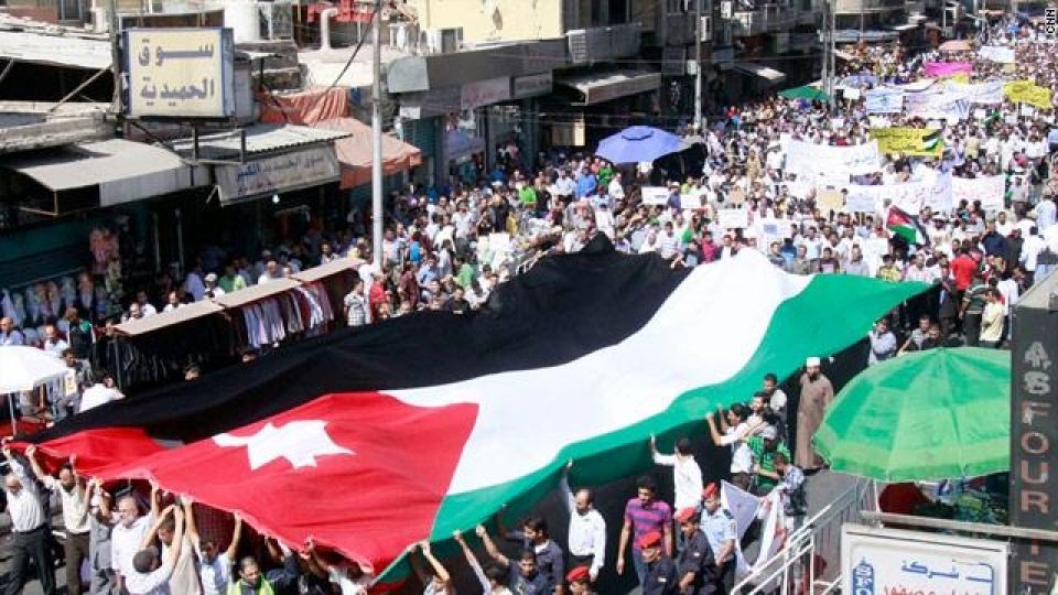 صور متباينة للتظاهرات في الأردن..