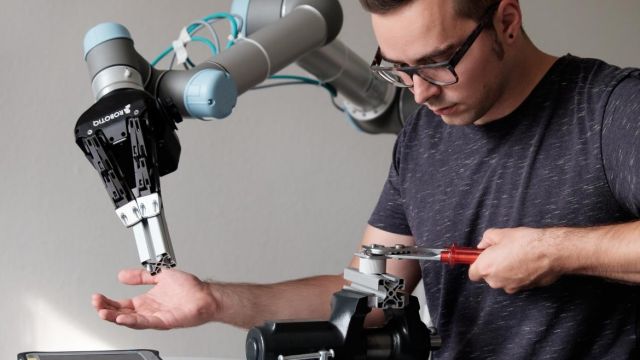 التكنولوجيا الذكية هستيريا الرأسمالية وتطور الإنسان