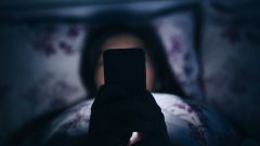 توصيات صحية بإخراج "الموبايلات" من غرف النوم