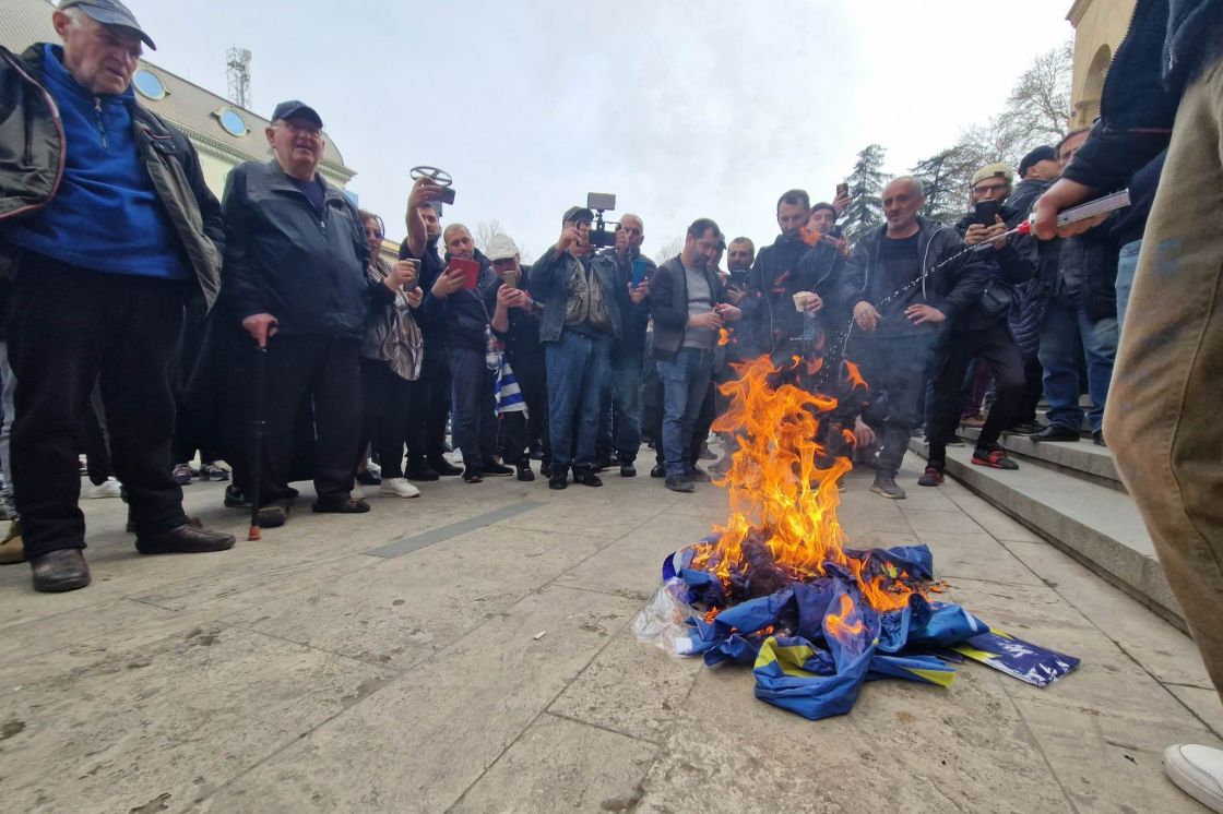 جورجيا: متظاهرون يحرقون علم الاتحاد الأوروبي