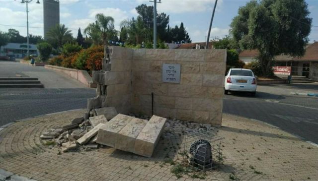 أبطال فلسطينيون يحطمون نصب إيلي كوهين في &laquo;بئر يعقوب&raquo;