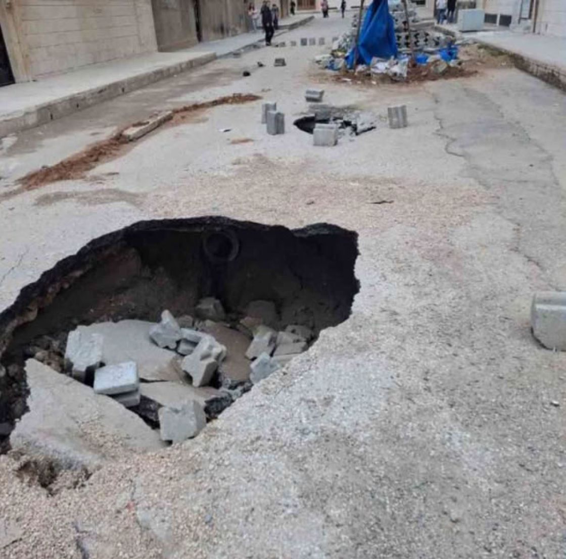 تصدعات وهبوطات في شوارع القامشلي تثير مخاوف المواطنين من سقوط منازلهم