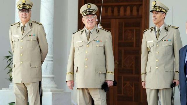 الأركان الجزائرية: الجيش مسؤول عن إيجاد حل للأزمة