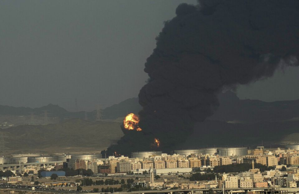 النفط يقفز أكثر من 4% عقب تصعيد &laquo;إسرائيلي&raquo; بقصف منشآت نووية وطاقة وبنية تحتية بإيران