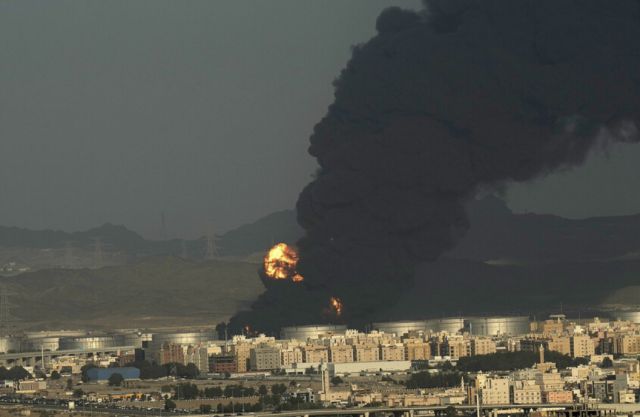 النفط يقفز أكثر من 4% عقب تصعيد &laquo;إسرائيلي&raquo; بقصف منشآت نووية وطاقة وبنية تحتية بإيران