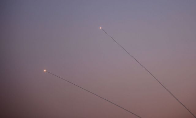 بالتزامن: المقاومة تقصف مستوطنات شمال وجنوب فلسطين المحتلة