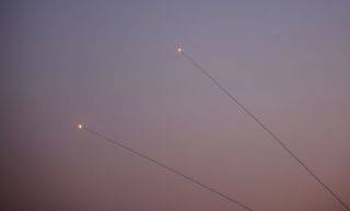 بالتزامن: المقاومة تقصف مستوطنات شمال وجنوب فلسطين المحتلة