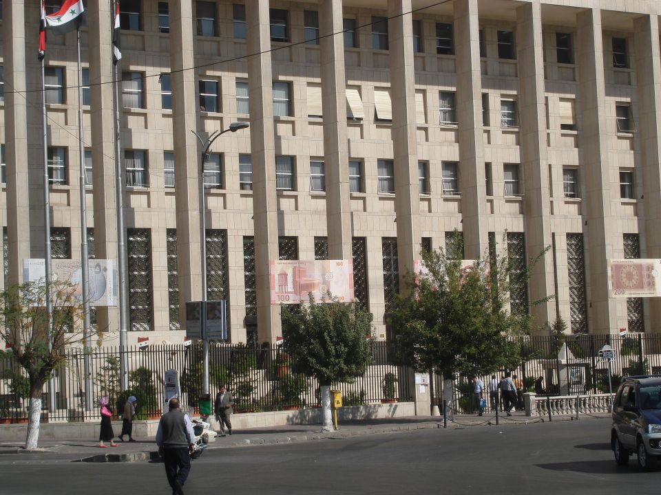من حبس الليرة إلى انفلاتها.. نحو المزيد من الإفقار العام