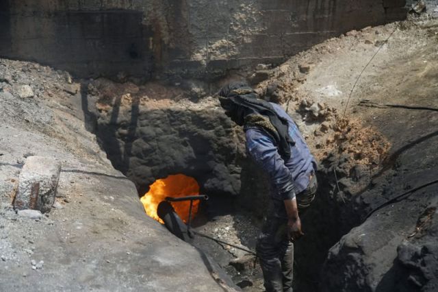 حراقات النفط... عندما يتحول ذهب سورية الأسود إلى طاعونٍ أسود