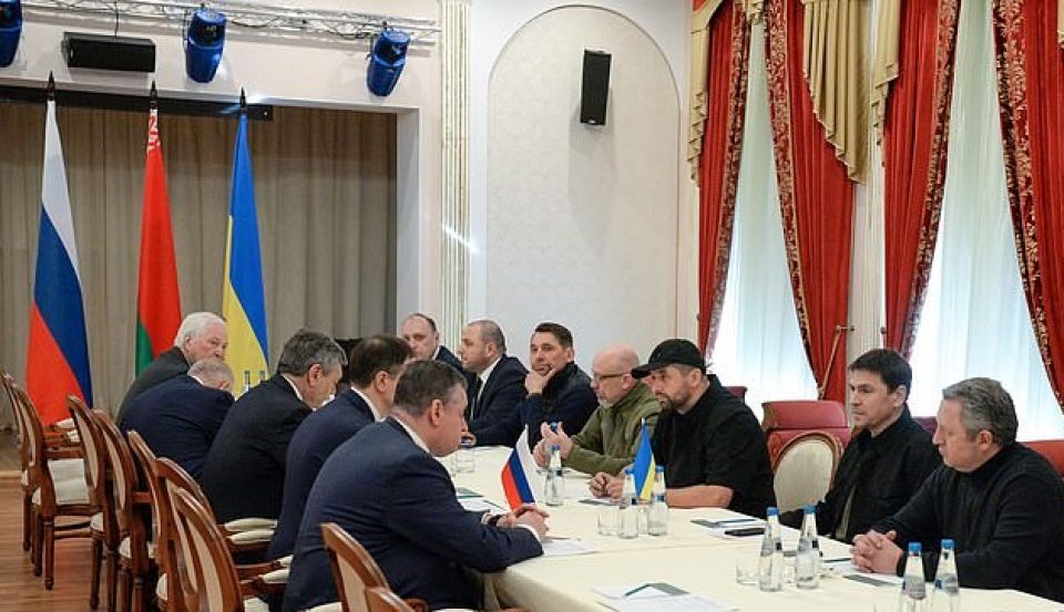 وفد التفاوض الأوكراني ينطلق عبر ممر مؤمَّن روسيّاً