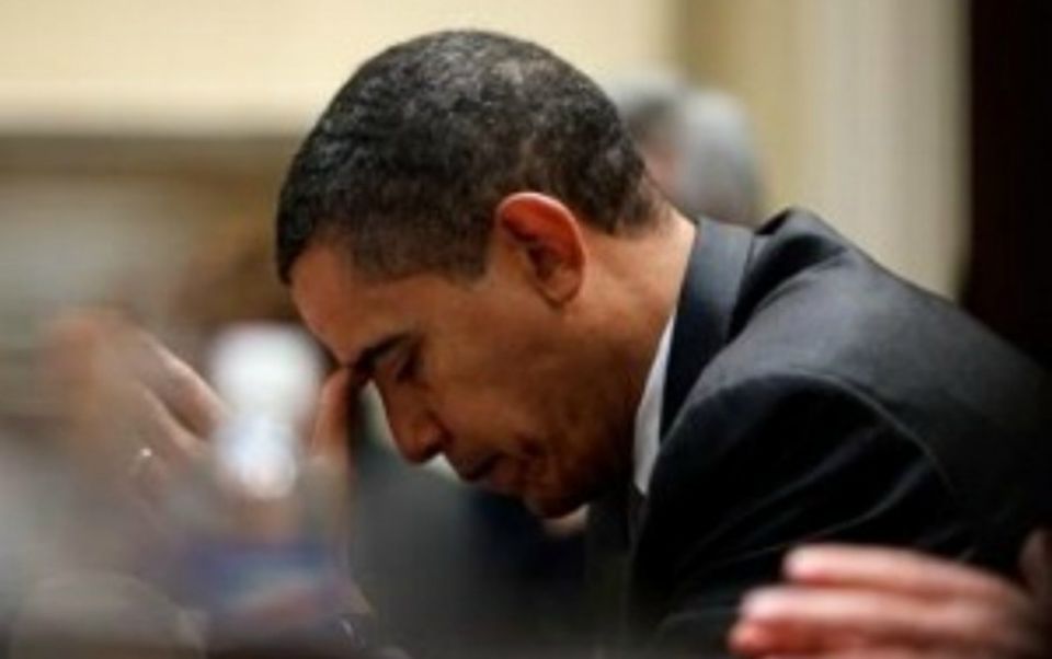 أوباما مقيد اليدين؟