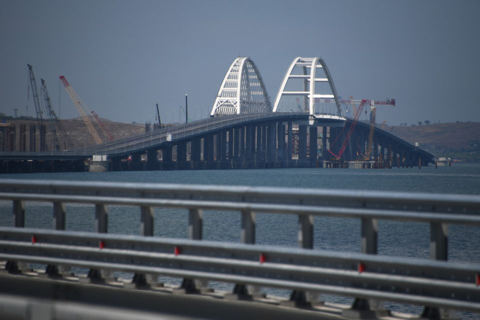 سكك حديدية لجسر القرم