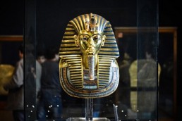 قناع توت عنخ أمون سالم رغم تعرضه لخطر التشويه