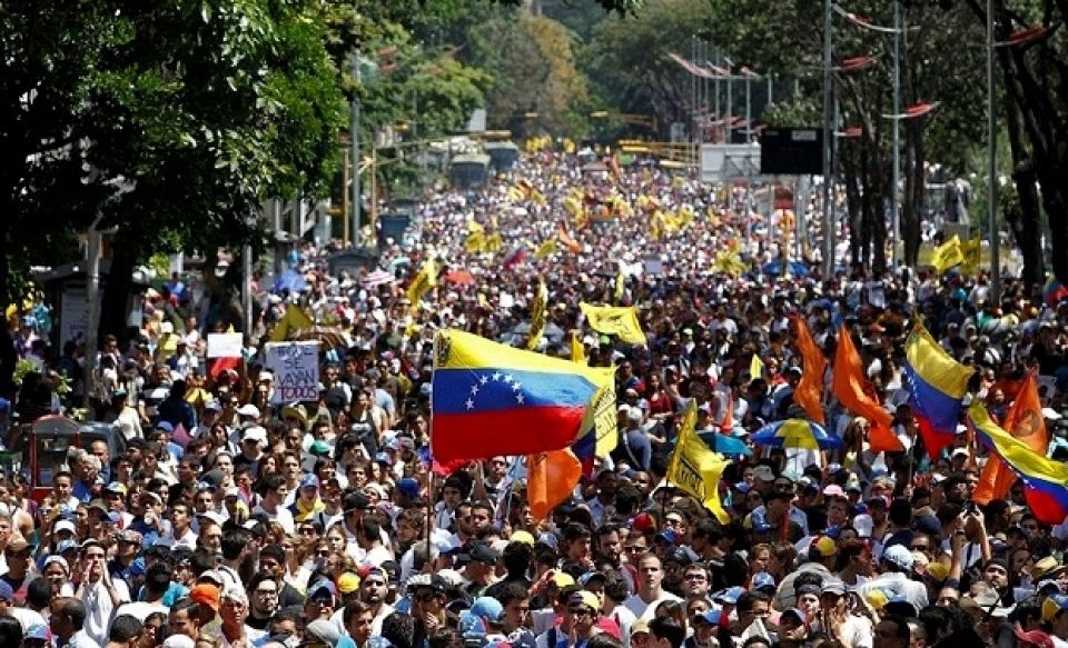 هل تقطع فنزويلا طريق الثورة الملونة بالحوار الوطني؟