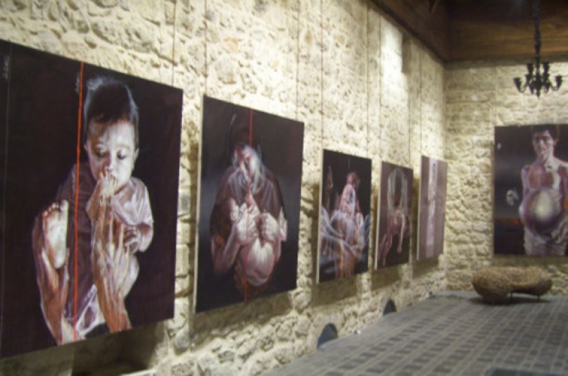 معرض عن الحرب على سورية للتشكيلية سارة شمة