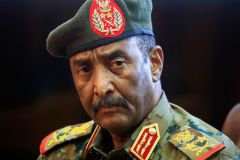 البرهان يرفض أيّ تصالح مع "الدعم السريع" ويصفهم "بالإرهابيين"