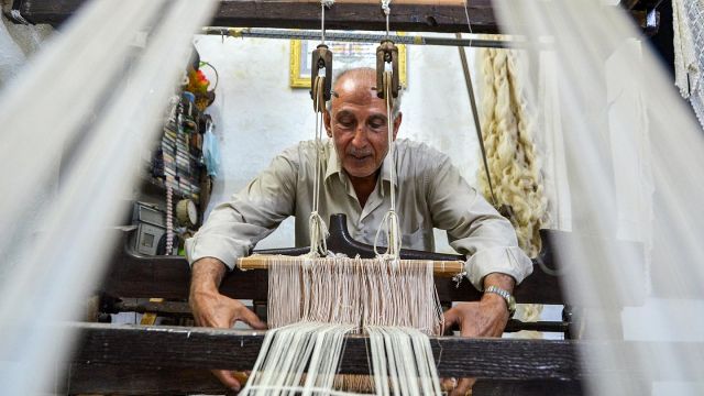 الحرفيون.. تعطّل قسري عن العمل