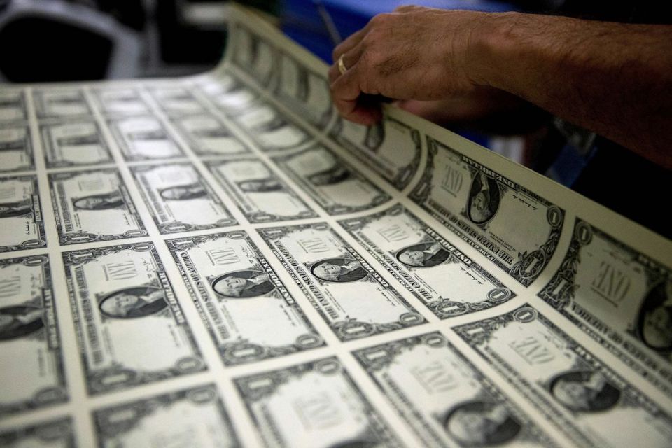 الدولار المتراجع والعملات الوطنية: تعددية قطبية أم لا قطبية؟