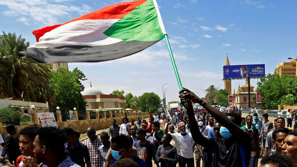مظاهرات في السودان والجيش يغلق الطرقات إلى مقر قيادته