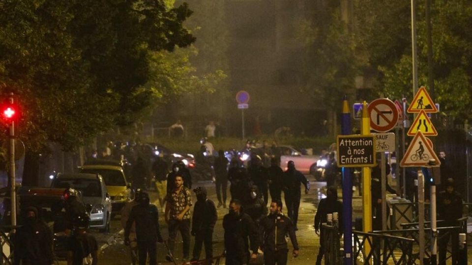 ماكرون يدعو حكومته لاجتماع طارئ عقب احتجاجات على عنف الشرطة وقتلها مراهقاً