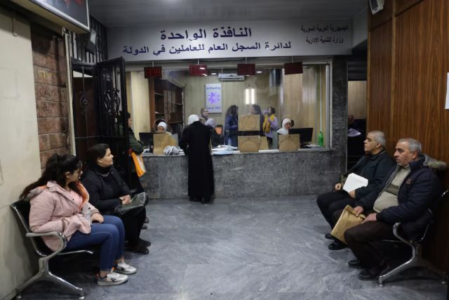 بانتظار بقية الحكومة: الشؤون الاجتماعية تعيد المفصولين بموجتي تعسُّف سابقتين