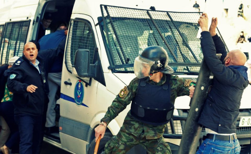 فلسطين: استقبال الوفد الأمريكي بالبيض