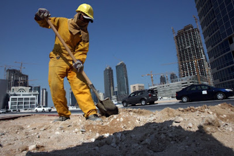 تقرير: وفاة 400 عامل في قطر