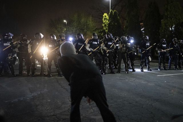 الشرطة الأمريكية تقتل &laquo;فلويد&raquo; آخَر، وتفرّق محتجّين بالرصاص والغاز
