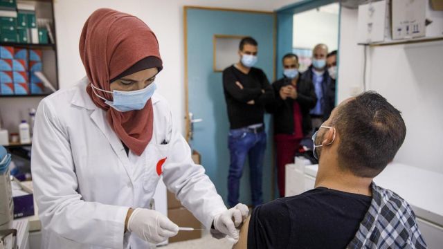 بعد تبرُّع روسيا لفلسطين بـ10 آلاف جرعة سبوتنيك V، «إسرائيل» تمنع 1000 منها إلى غزة