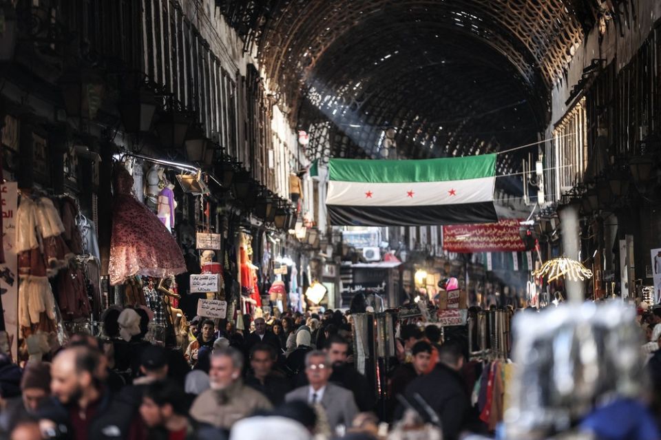 فرحٌ مُصادَر وغدٌ مُعلَّق... الشباب السوري بين سقوط السلطة وقيود الواقع الاقتصادي