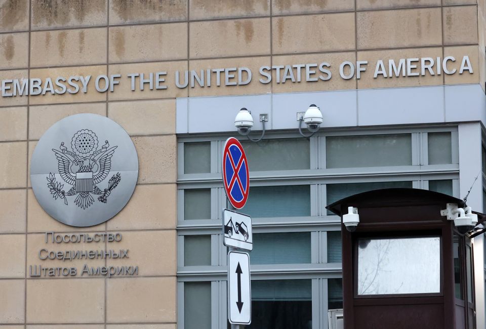السفارة الأمريكية بموسكو تدعو رعايا لمغادرة روسيا فوراً